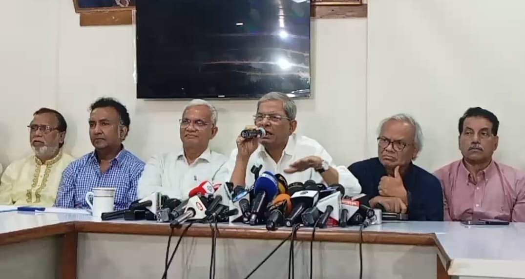 বিএনপির মহাসচিব মির্জা ফখরুল ইসলাম আলমগীর নয়াপল্টনে দলের কেন্দ্রীয় কার্যালয়ে যৌথ সভার পর ব্রিফিং করেন। ঢাকা, ১২ সেপ্টেম্বর